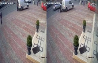 Kaldırımda bekleyen kadın geri gelen aracın altında...