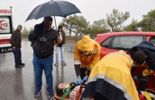 Kaygan yolda devrilen minibüsteki Rus çift yaralandı