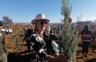 Manken Tuğba Özay fidan dikim törenine katıldı