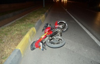 Motosiklet refüje çarptı: 2 yaralı