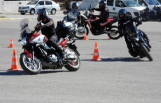 Motosiklet sürücülerine güvenli sürüş eğitimi