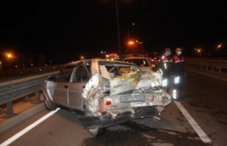 Otomobilin halatla çektiği arızalı otomobile atıksu...