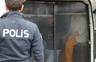 Polis otosuna taşlı saldırı: 4 gözaltı