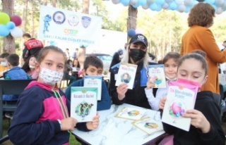 Polisler öğrencilerle kitap okudu