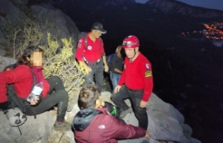 Sarp kayalıkta mahsur kalan gençler kurtarıldı
