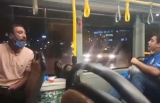 Seyir halindeki halk otobüsünde darbukalı eğlence