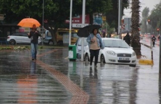 Şiddetli yağış Antalya'yı esir aldı