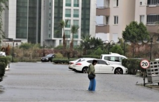 Turizm çalışanlarının kaldığı site sular altında...