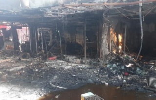 Turizm merkezinde iki mağaza yangında küle döndü