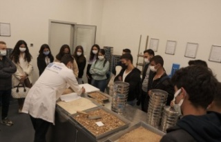 Üniversiteliler yapı malzemeleri laboratuvarını...