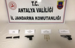 Yol kontrol noktasında durdurulan araçtan ateşli...