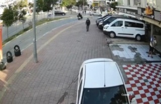 Yolda yürürken yerde gördüğü telefonu alıp...