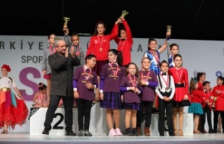 500 dansçı salsa rüzgarı estirdi