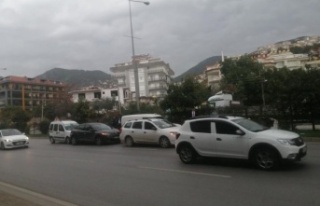 Alanya'da zincirleme kaza! 5 araç birbirine...