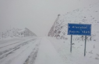 Alanya-Konya karayolunda kar kalınlığı 30 santime...