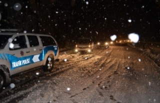 Alanya- Konya yolunda kar kalınlığı 1,5 metreye...