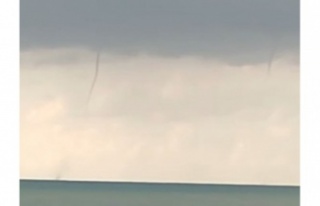 Denizde iki farklı noktada çıkan hortum kamerada