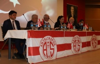 Antalyaspor Başkanı Çetin: "Hedefimiz az borç,...