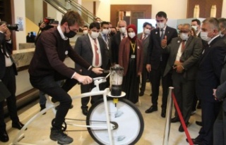 Bakan Kurum, çevreci bisikletle üretilen milkshakenin...