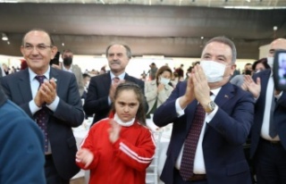 Başkan Böcek engelli bireylerler ve aileleriyle...