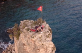 Bayrak sevgisiyle çıktığı 25 metrelik kayalıklarda...