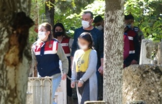 Bebeğini diri diri gömmeye çalışan anne ve anneannenin...