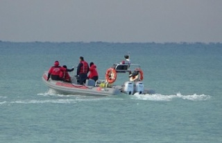 Bindikleri tekneden denize atlamaya zorlanan 2 göçmenin...