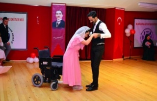 Dans ederken öğretmeninin yardımıyla ilk defa...