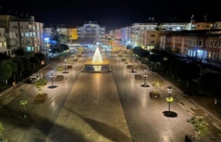 Demre Noel Baba Meydanı’nda ışıklandırma çalışması