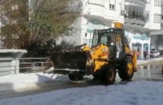 Dolu yağışı sonrası kapanan yol ulaşıma açıldı