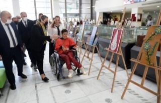 Engelli sanatçının ayaklarıyla yaptığı resimler...