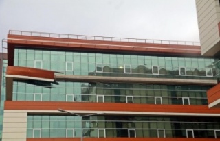 Fırtına hastane dış kaplamasını söktü, ağaçları...