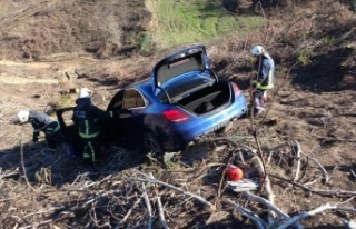 Fotoğraf çekmek isterken son model aracından oldu