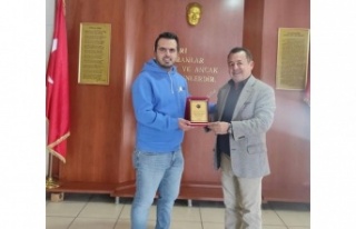 Hayırsever iş adamına plaket