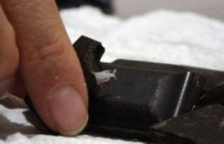 Isırdığı çikolatanın içerisinden poşet çıktı