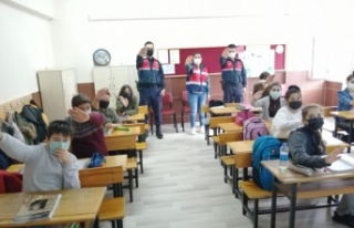 Jandarmadan öğrencilere ‘KADES ve kadına yönelik...