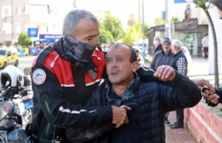 Kahvehanesi mühürlenen adam çatıya çıktı