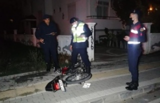 Kaldırıma çıkan motosiklet anne ve çocuklarına...