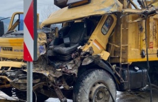 Kamyon tırla çarpıştı: 1 ölü