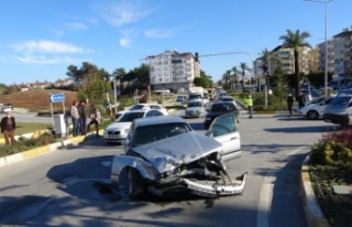 Kırmızı ışık ihlali kaza getirdi: 2 yaralı