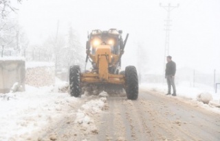 Konyaaltı yaylalarında, karla kaplanan yollar açılıyor