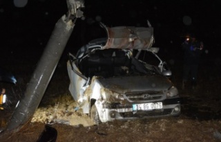 Otomobil elektrik direğine çarptı, genç sürücü...