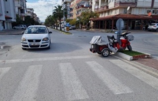 Otomobil, engelli motosikletine çarptı: 1 yaralı