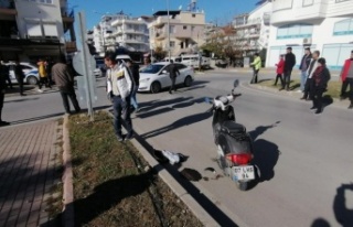 Otomobil motosikletle çarpıştı, motosiklet yolcusu...