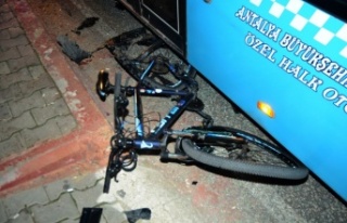 Otomobil önce bisiklete sonra duraktaki otobüse...