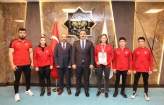 Rektör Kalan'dan Bilek Güreşi takımına tebrik