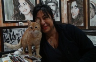 Ressam kadının sokaktan sahiplendiği kedi ‘masör’...