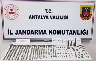 Tarihi eser kaçakçısının üzerinden adeta hazine...