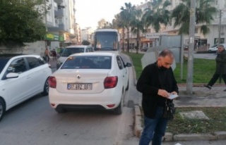 Ters yöne giren otomobil motosikletle çarpıştı:...