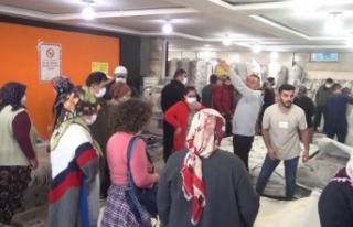 Ucuz halı izdihamı! Birbirleriyle yarıştılar